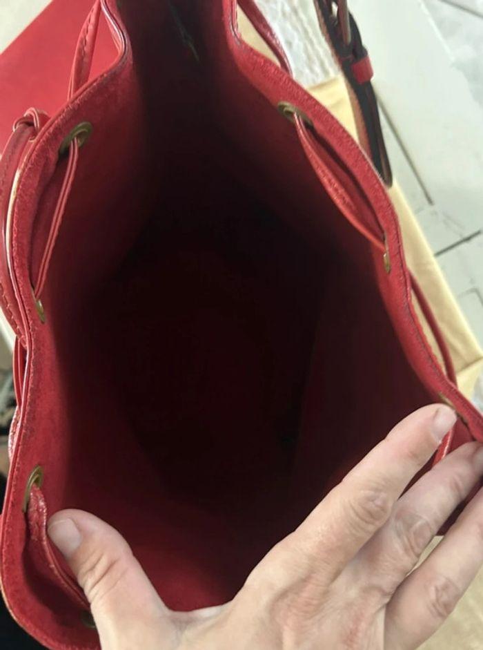 Sac rouge Louis Vuitton et porte feuille - photo numéro 7