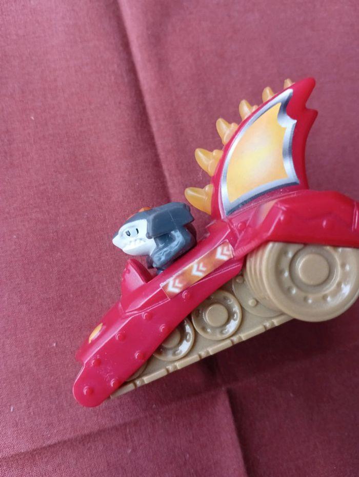 Figurine McDonald's Skylanders requin dans sa voiture - photo numéro 2