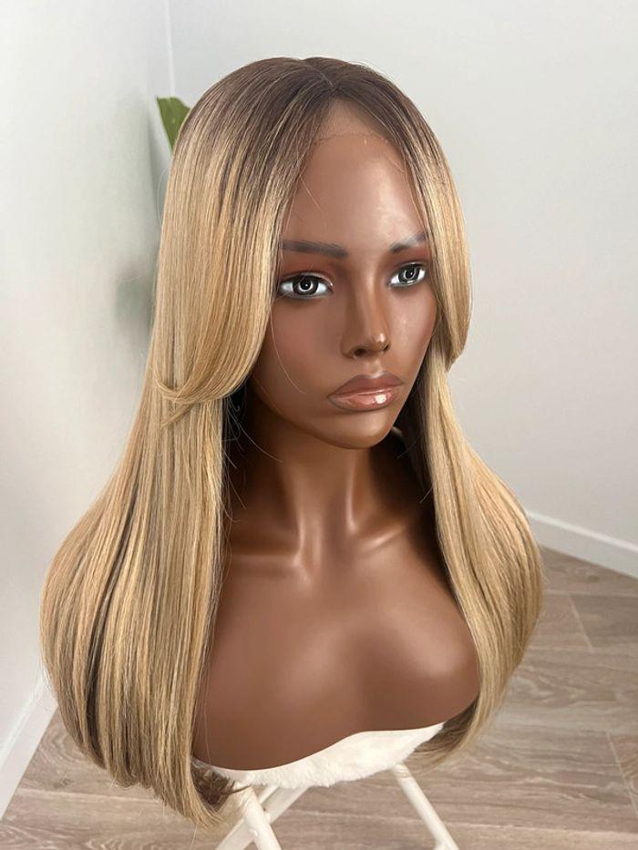 Perruque lace front blonde frange rideaux avec reflet brun - photo numéro 2