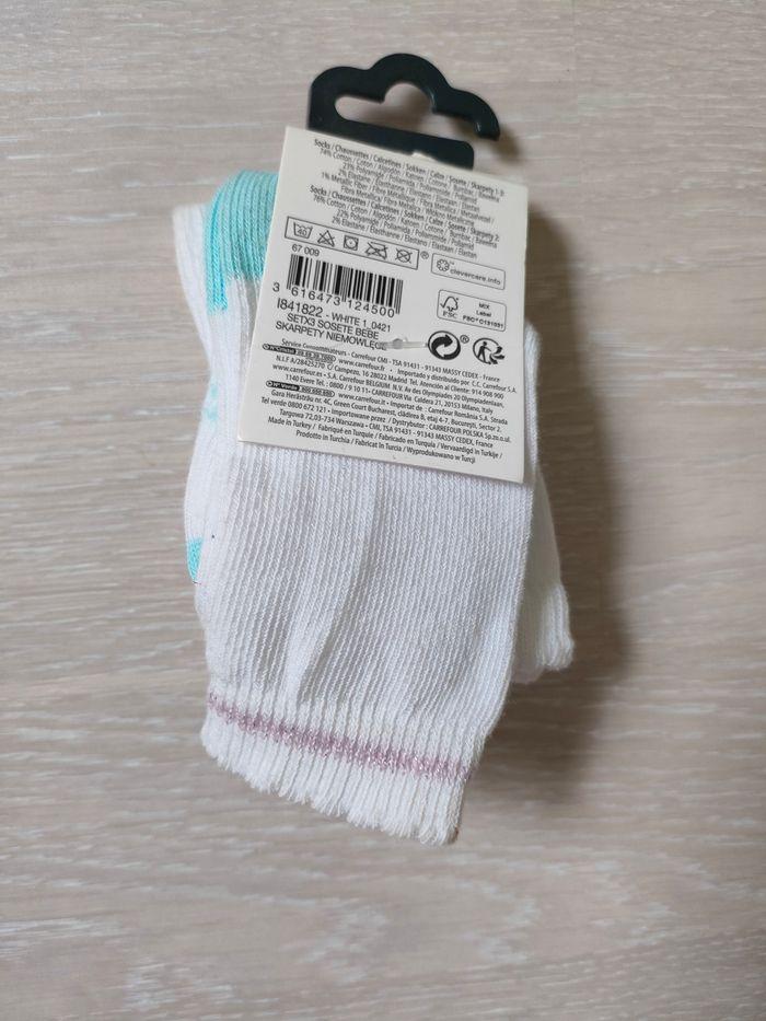 Lot de bavoirs et chaussettes 15-17 neuves - photo numéro 6