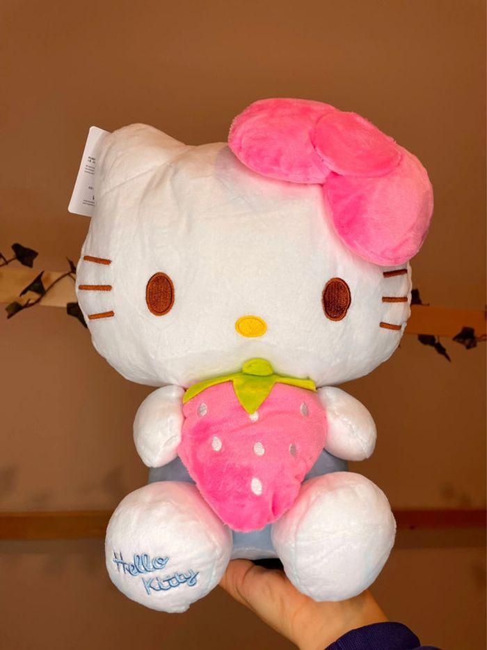 Peluche Hello Kitty avec la fraise 🍓 - photo numéro 19