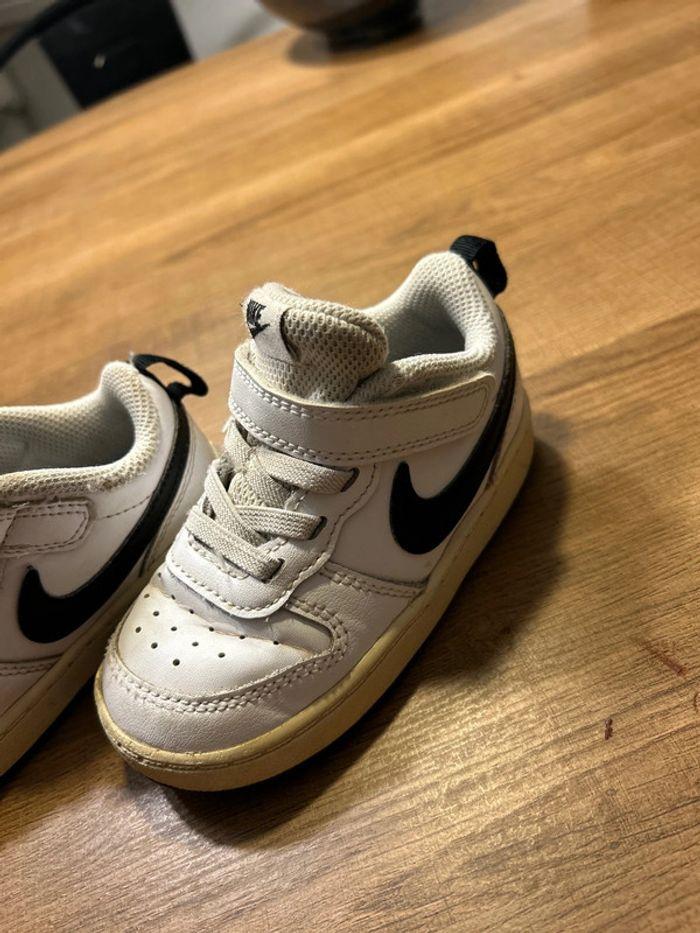 Baskets Nike blanches et noires T23,5 - photo numéro 2