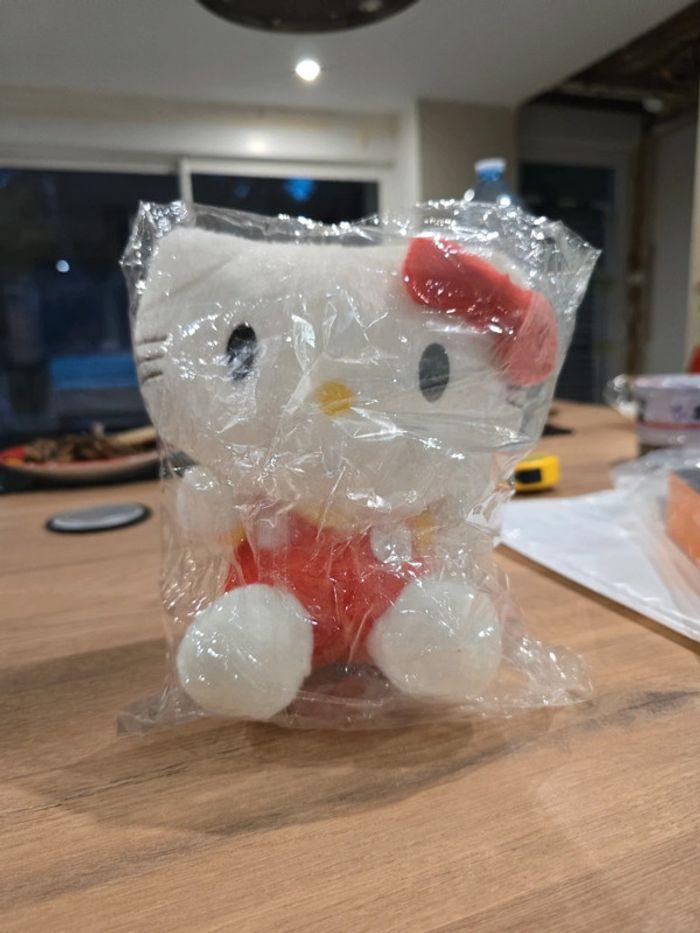 Peluche hello kitty 18cm de haut - photo numéro 1