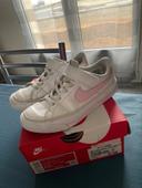 Baskets Nike blanches taille 29,5