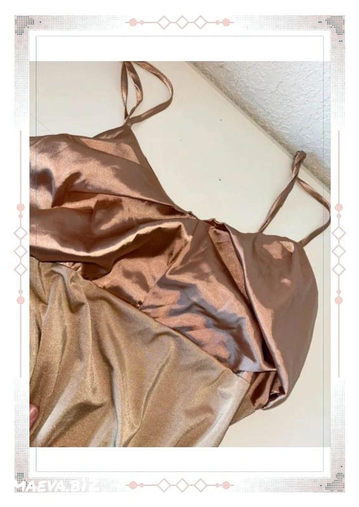 Robe d’été Shein beige satinée moulante haut bouffant rose gold satinée bretelles taille S/36 - photo numéro 4