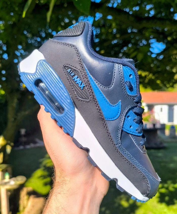 Baskets Nike air max 90 en cuir bleu marine et noir pointure 37.5  neuves sans boîte - photo numéro 1