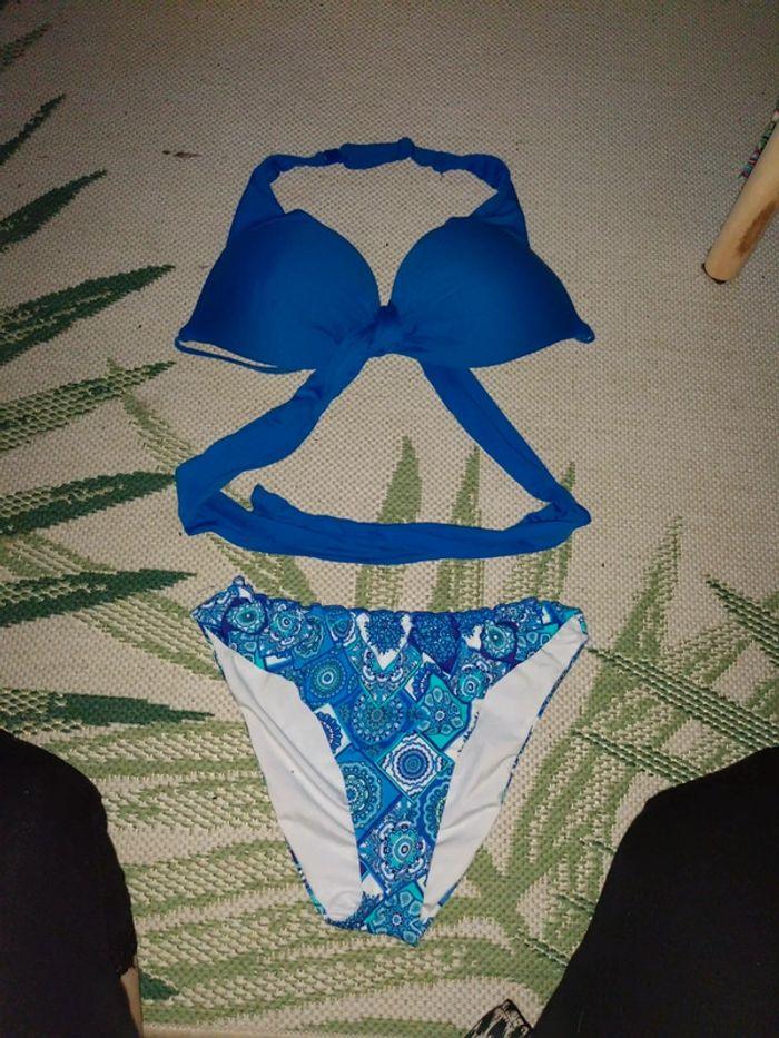 Maillot de bain 2 pièces Calzedonia bleu vif et bas a motif taille 4 95 - photo numéro 1