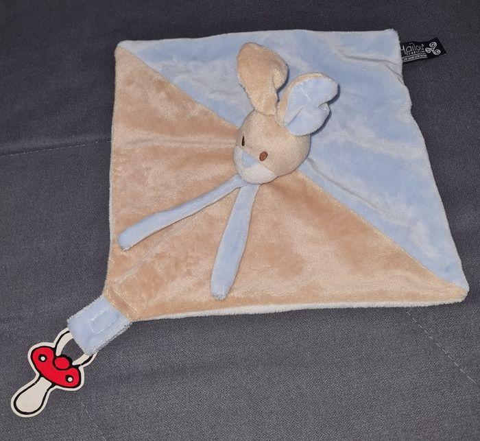 Doudou Lapin carré plat beige et bleu - Attache tétine- Mailou