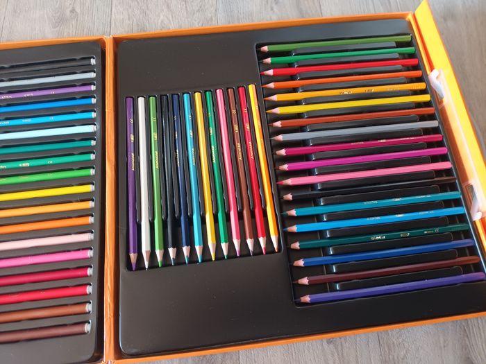 Valise des couleurs  bic 70 produits  mariokart neuf jamais ouvert feutres et crayon de couleur - photo numéro 5