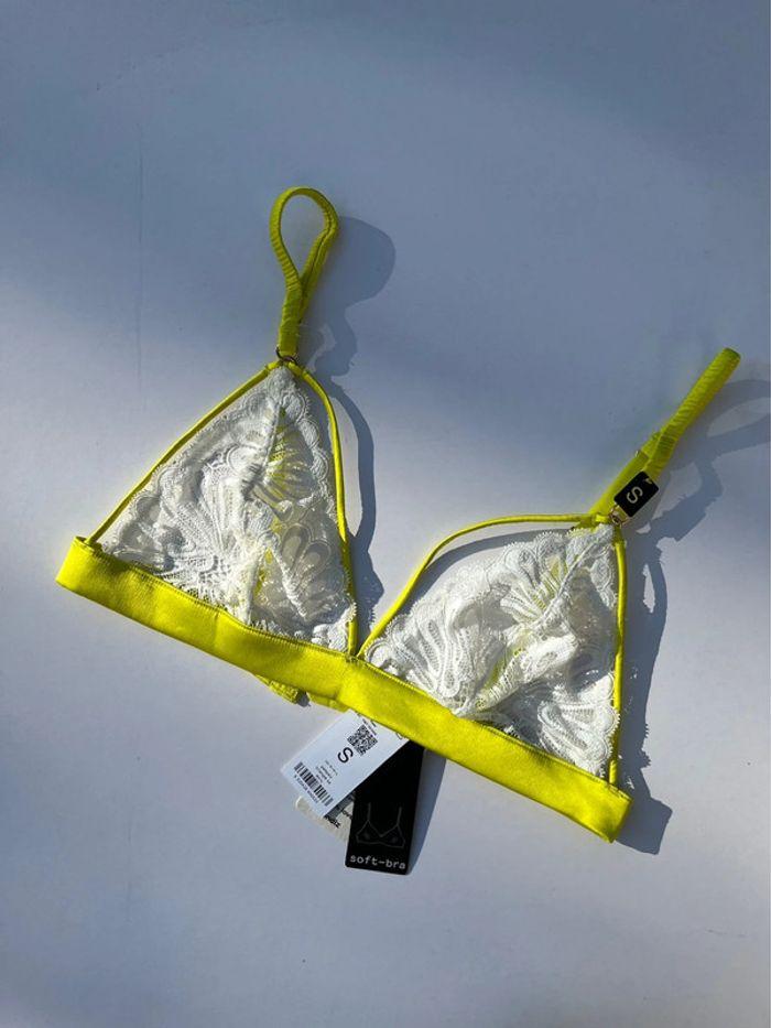 Soutien-gorge triangle jaune et dentelles blanche - photo numéro 3