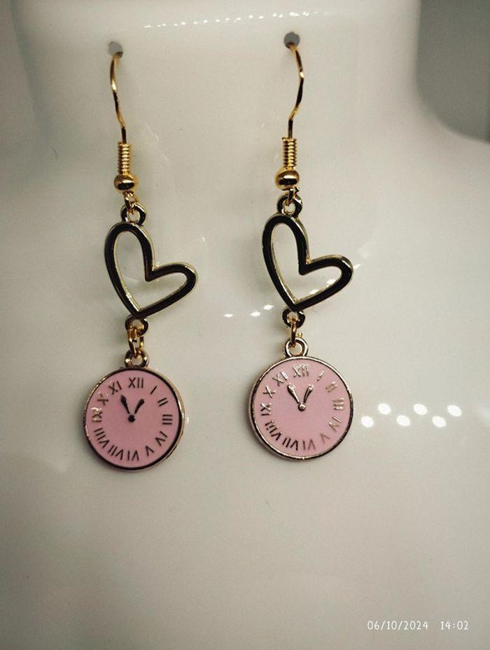 Boucles d'oreilles en cœur et horloge rose - photo numéro 1