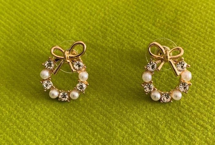 Magnifique paire de boucles d'oreilles noeud chic, strass et perles blanches en alliage doré - photo numéro 2