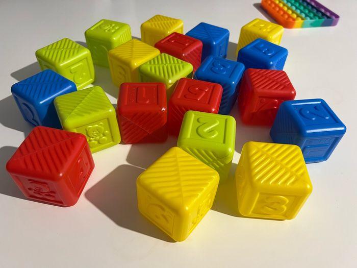 Cubes en plastique pour bébé - photo numéro 1