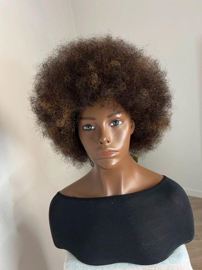 Belle perruque afro avec reflet blond - photo numéro 9