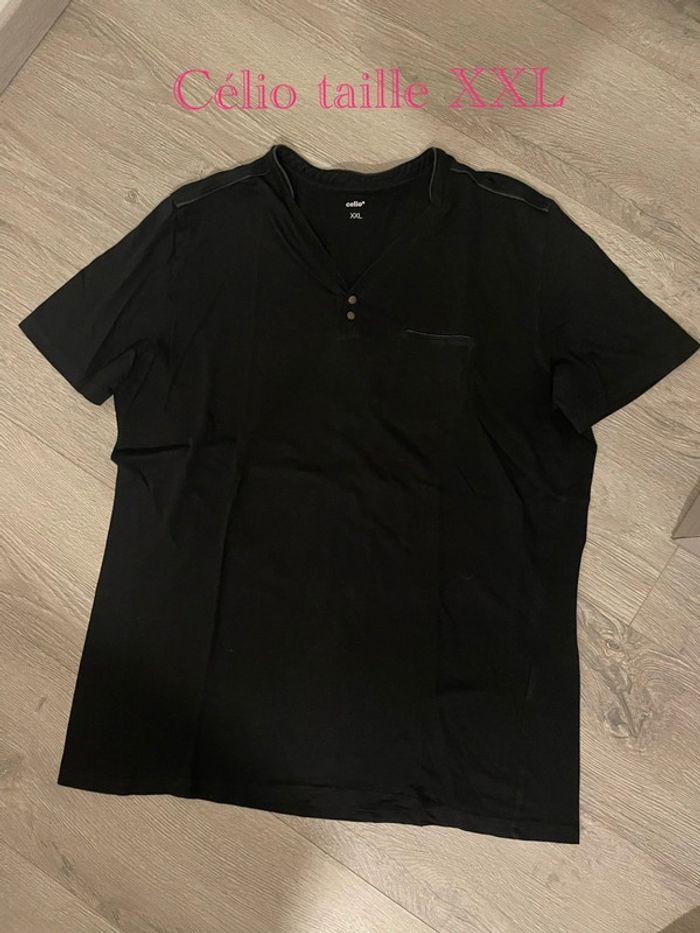 T-shirt à manches courtes noir liseret gris foncé col V bouton celio taille XXL - photo numéro 1