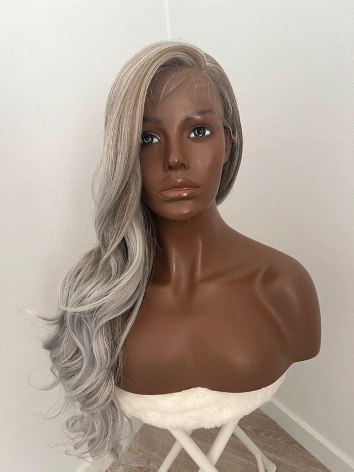 Perruque blonde 2 tons grise et brune lace front raie sur le côté - photo numéro 9