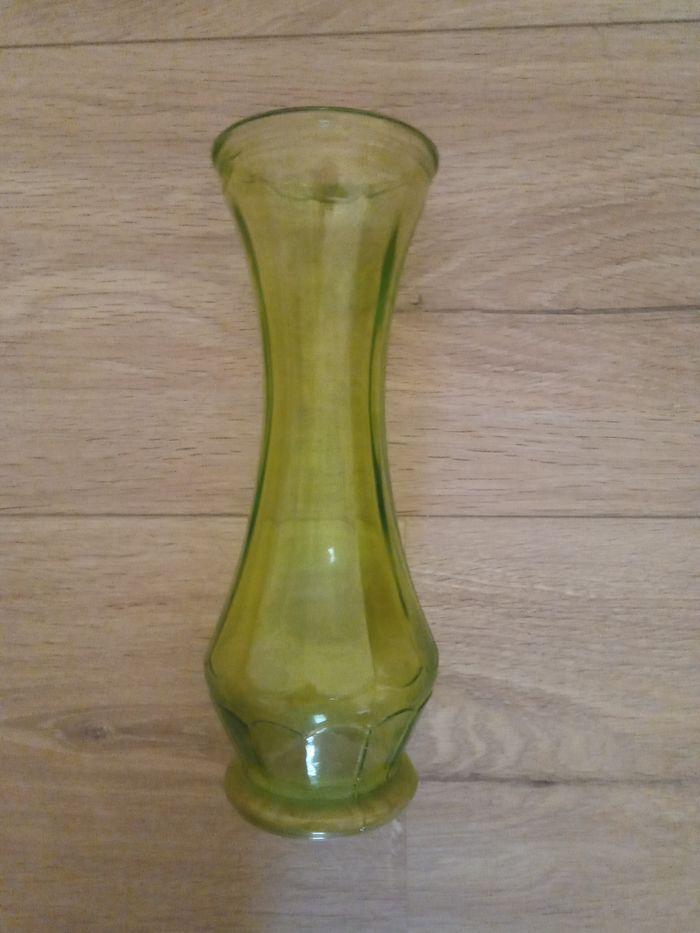 Vase en verre vert - photo numéro 1