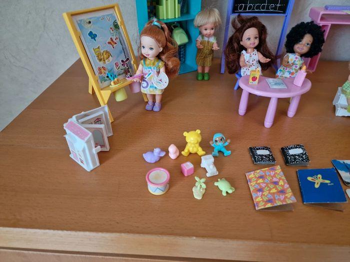 Lot école maternelle Barbie, meubles et accessoires + Barbie et 6 enfants, Mattel en BE - photo numéro 7