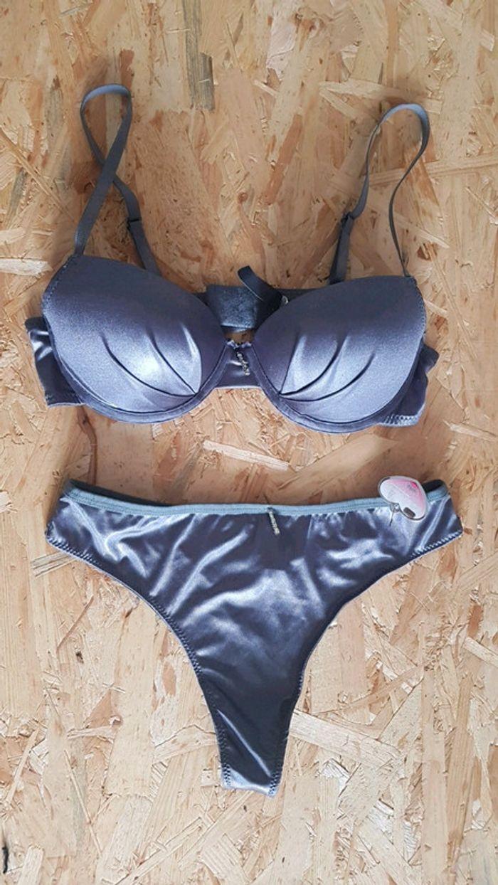 Ensemble soutien gorge + string gris - photo numéro 1