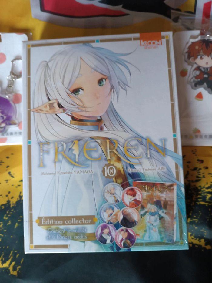 Coffret collector neuf Tome 10 frieren avec les 6 badges métalliques + 2 porte clés - photo numéro 2