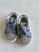 Chaussures bleues, blanches, ours