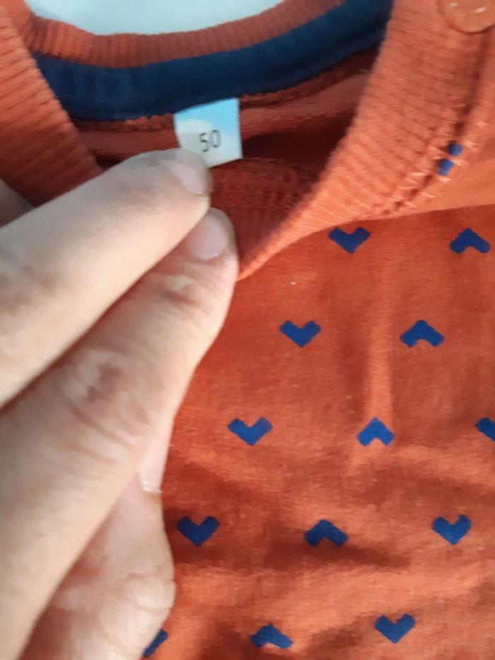 Petit pull orange et motifs bleu - photo numéro 2