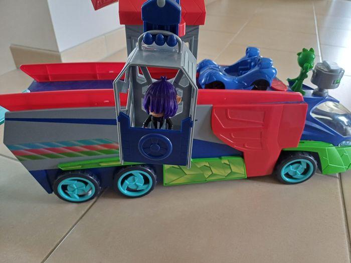 Camion pyjamasque avec figurines et voiture bleue en plus - photo numéro 2