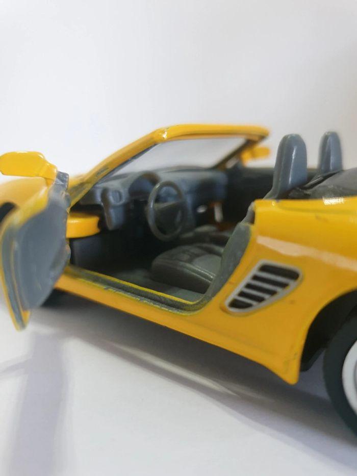 Kinsmart Porsche Boxster S Rétro Friction Jaune - 1/34 - photo numéro 11