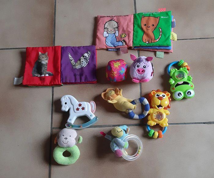 Lot de jouets pour bébé - photo numéro 1