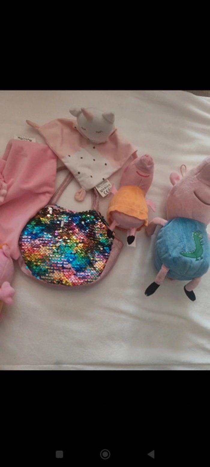 Lot de peluches pepa pig ainsi que un doudou licorne et un sac a main multicolore - photo numéro 7