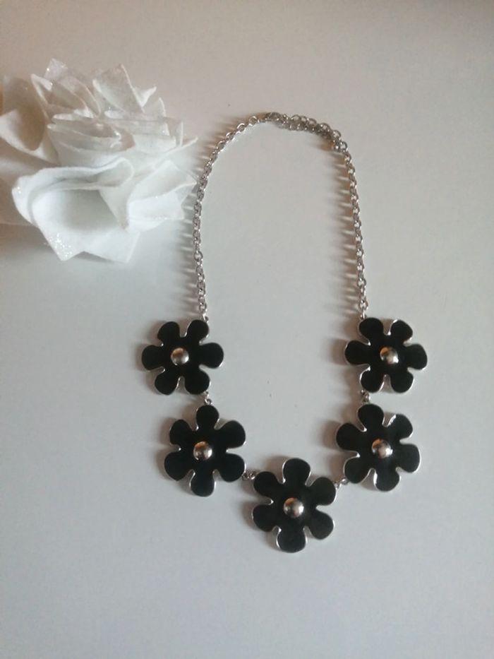 🌸Collier ras de cou argenté orné de fleurs en émail noir neuf"Maty"🌸 - photo numéro 1