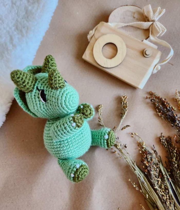 Doudou lange Eleanor le Dinosaure en crochet fait main cadeau de naissance  personnalisation - photo numéro 3