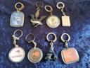 Lot de 8 porte-clefs anciens la pie qui chante, kiwi et mobylette