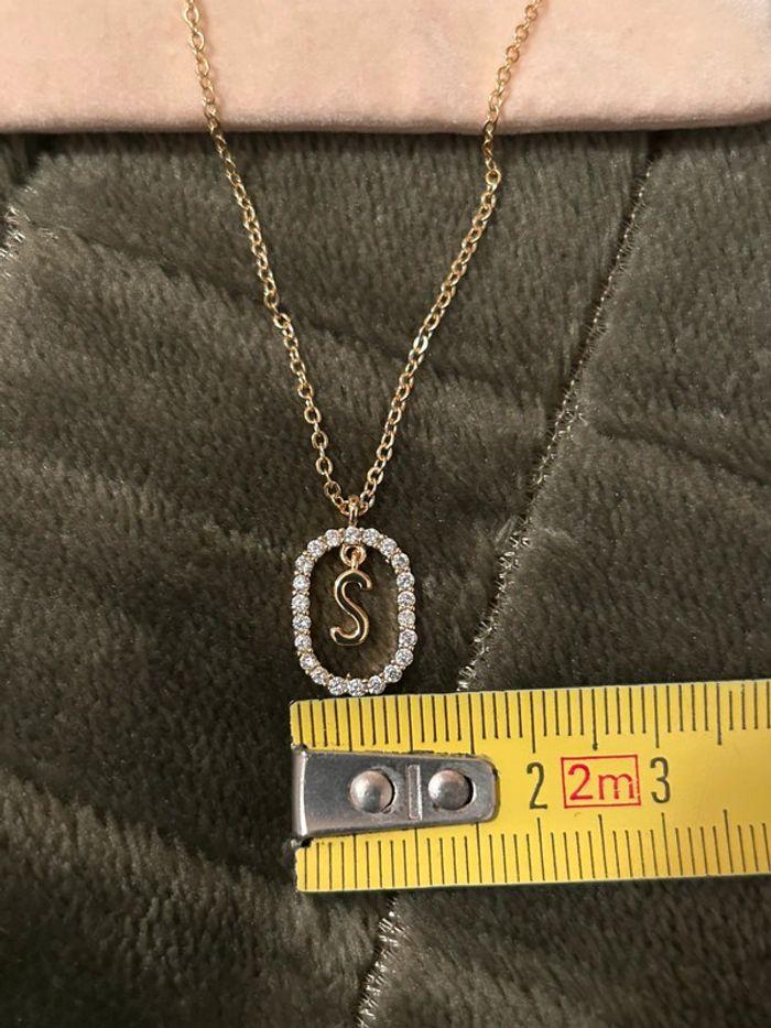 Collier intemporel médaillon lettre S dorée - photo numéro 6