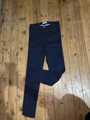 Pantalon bleu marine à pois blanc