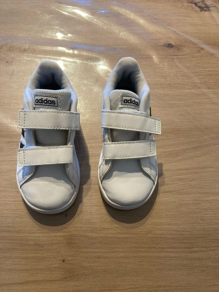 Baskets blanches Adidas taille 24 - photo numéro 1