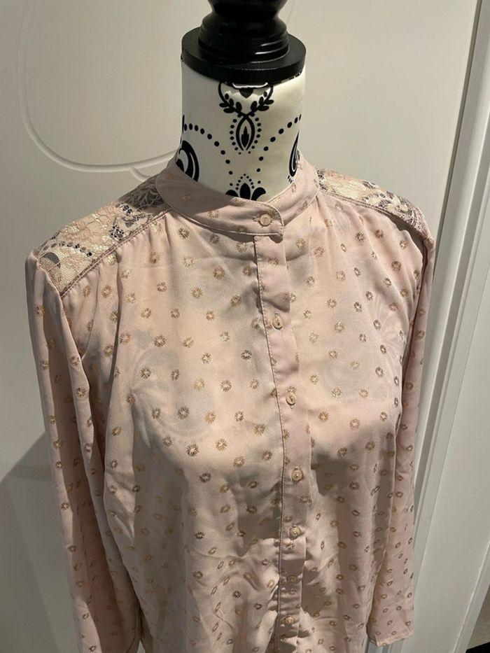 Chemise à manches longues fluide rose à motifs doré dentelle épaule Eldys taille 46 - photo numéro 2