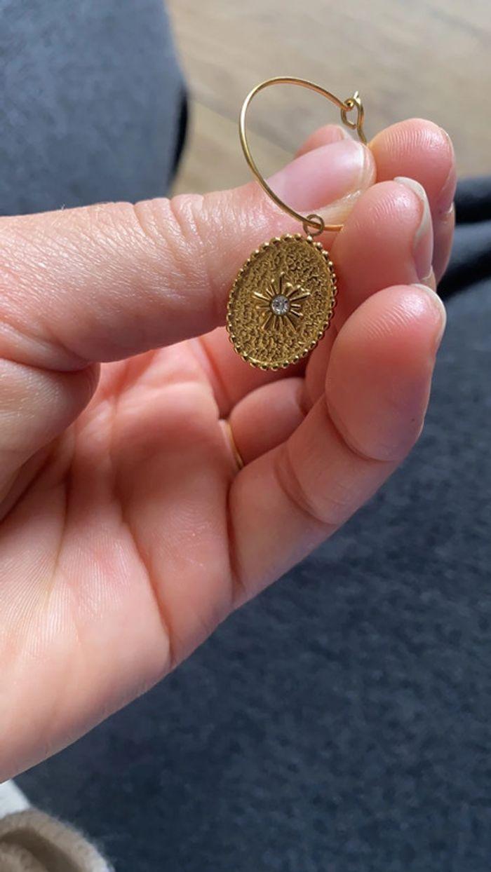 Paire de boucles d’oreilles de créateur acheté sur un marché en acier inoxydable ( or doré) - photo numéro 4