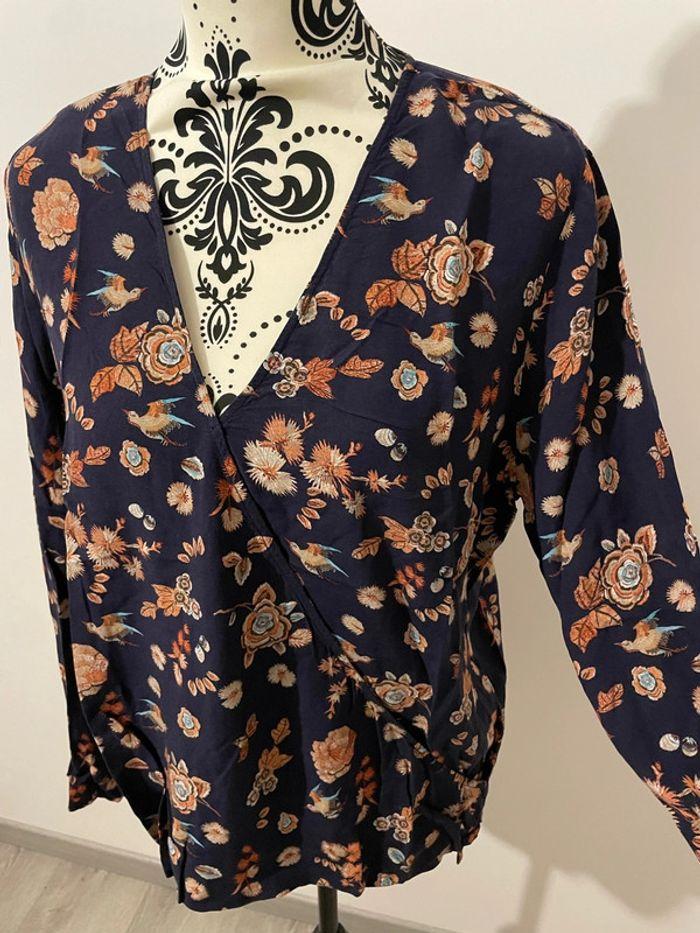 Blouse à manches longues effet cache cœur bleu marine à motifs fleurs camaïeu taille 40 - photo numéro 2