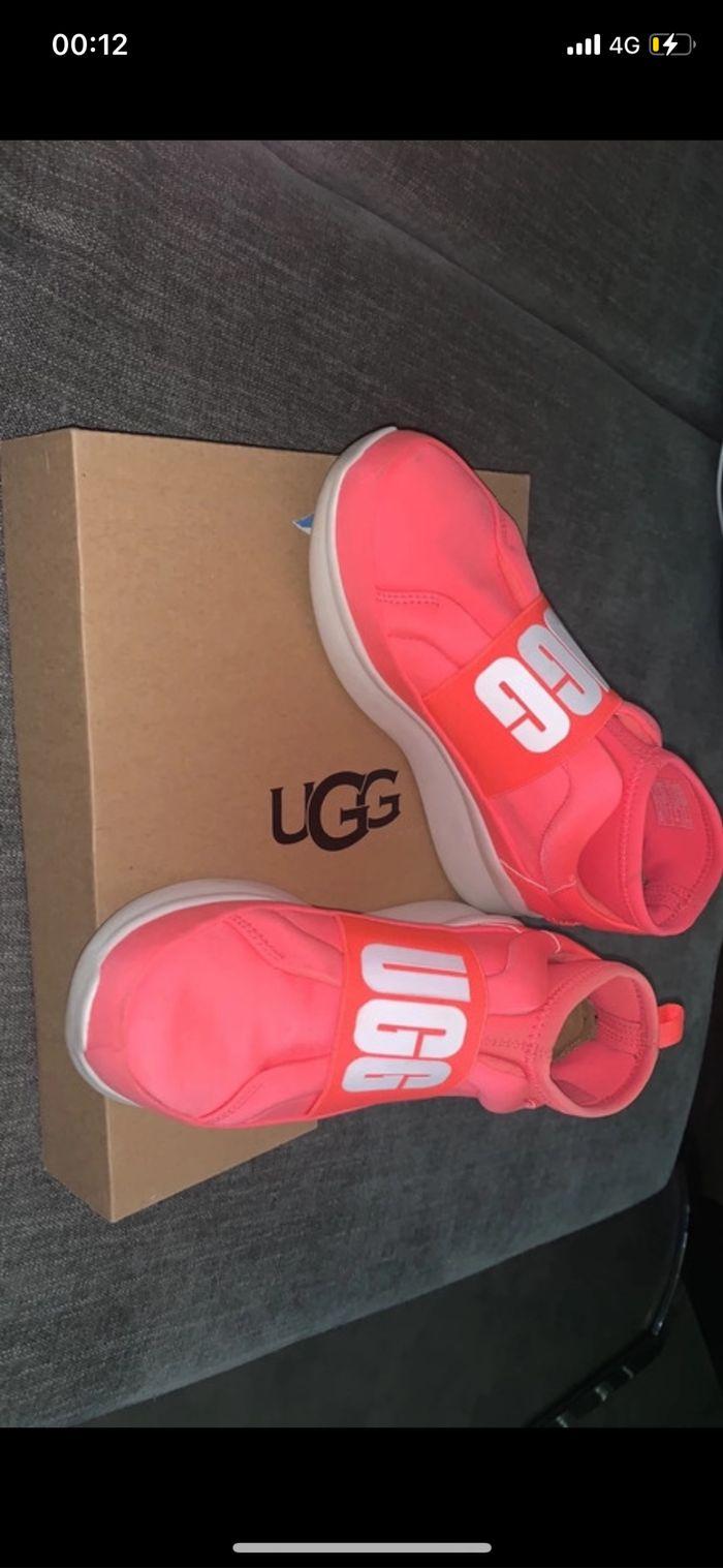 Paire de ugg rose fluo - photo numéro 2