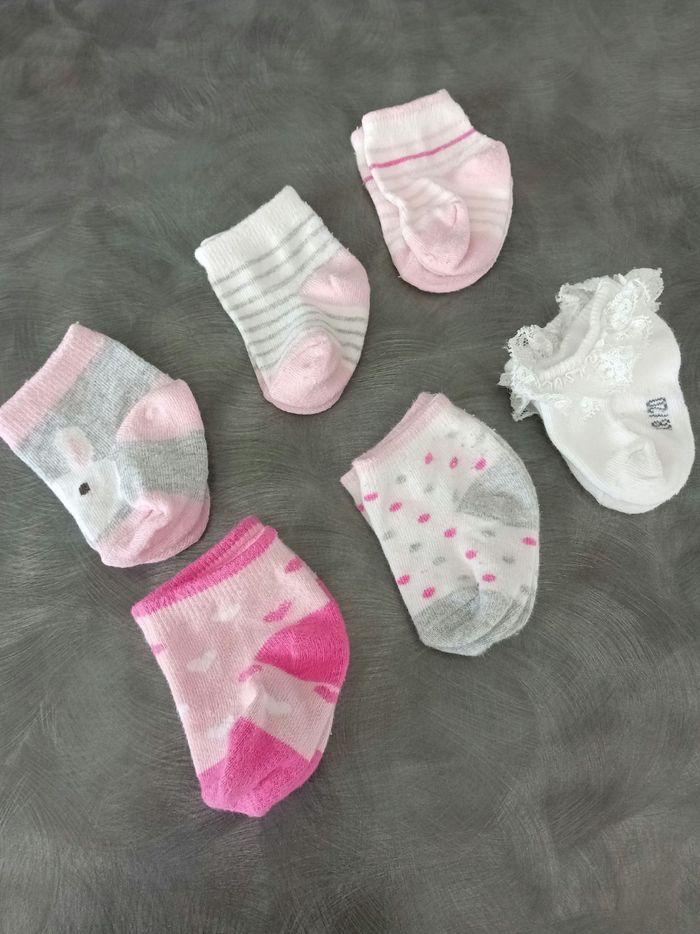 Lot de chaussettes et chaussons bébé naissance. - photo numéro 2