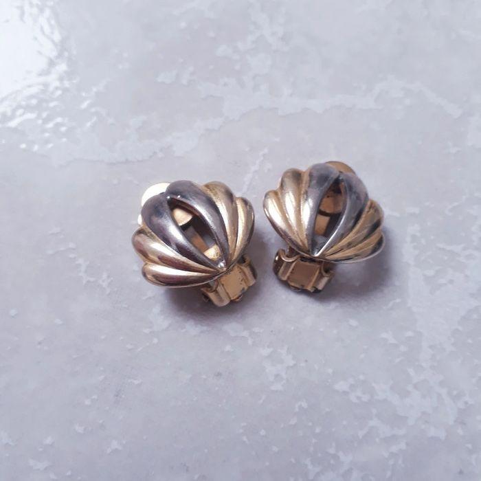 Paire de boucles d'oreilles vintage poussoir coquillage doré et argent