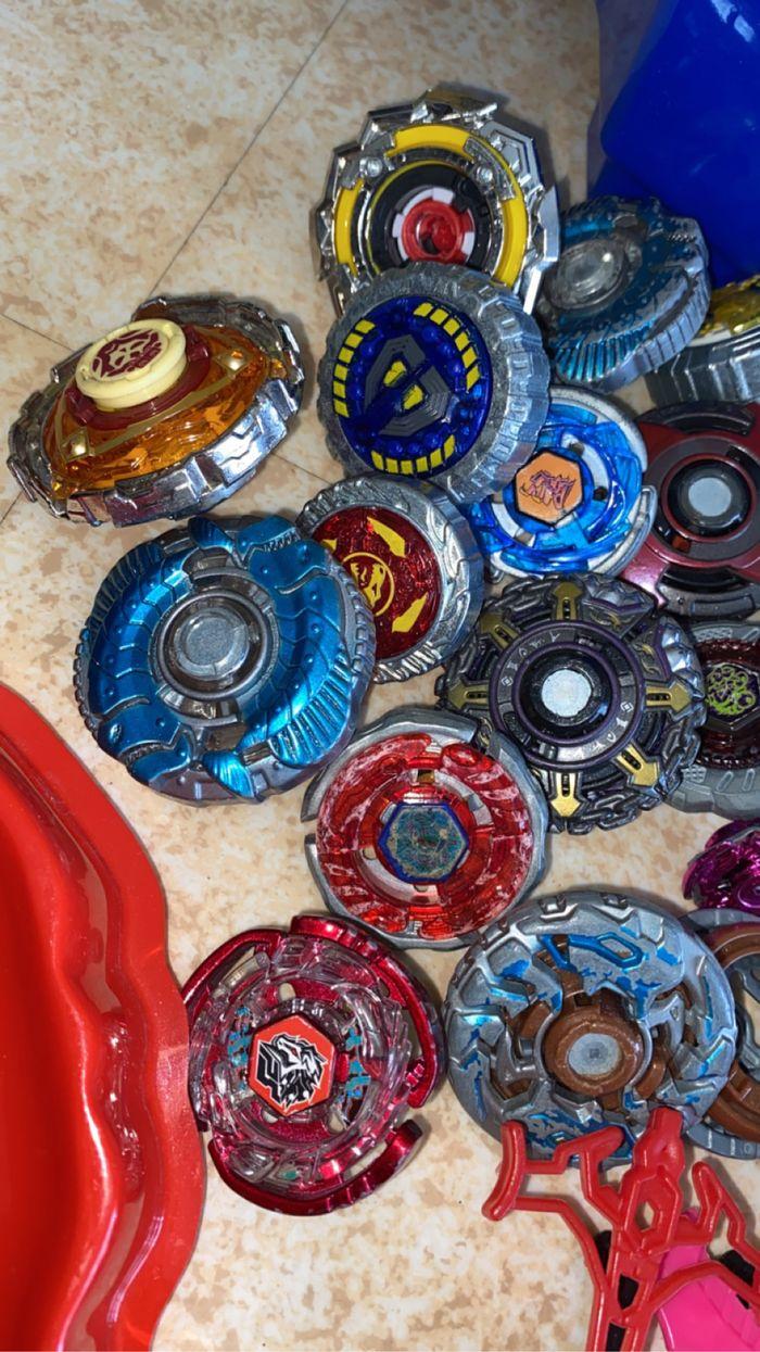 Grand lot de toupies Beyblade en métal+ lanceur + accessoires +1 coffret Neuf 2 arènes - photo numéro 7