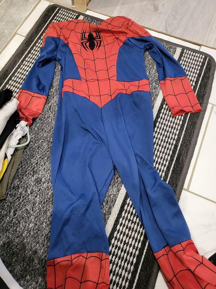 Déguisement spiderman avec cagoule en bon état taille 8/10 ans