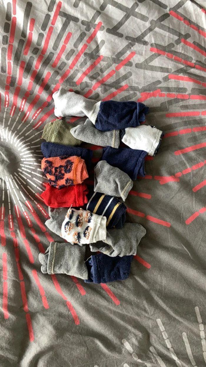 Lot 16 chaussettes hautes taille 19-20