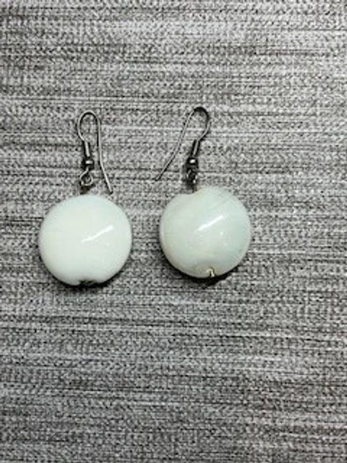 Boucles d'oreilles blanches verre - photo numéro 1