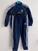 Ensemble Adidas Originals bleu marine avec bandes blanches et logo brodé taille 3/4 ans