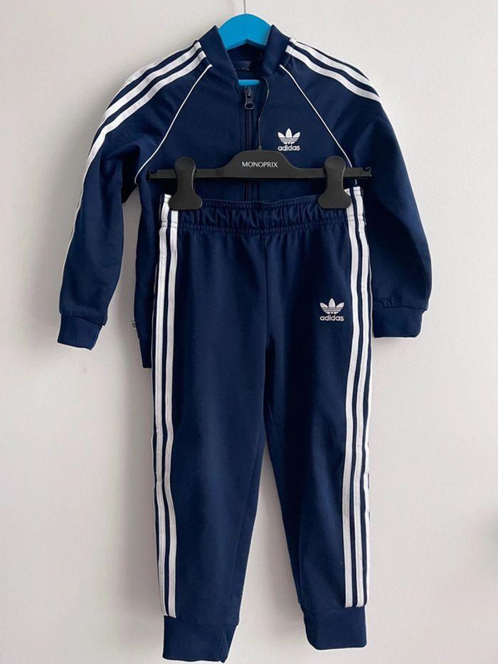 Ensemble Adidas Originals bleu marine avec bandes blanches et logo brodé taille 3/4 ans - photo numéro 1