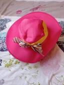 Chapeau rose avec ruban jaune et petit nœud coloré