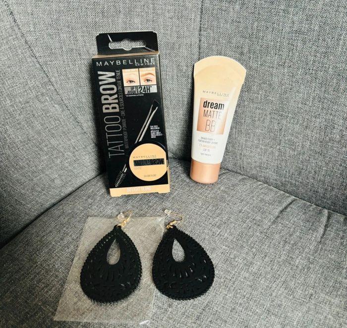 Lot maquillage et boucles d’oreilles idéal cadeau de Noël - photo numéro 1